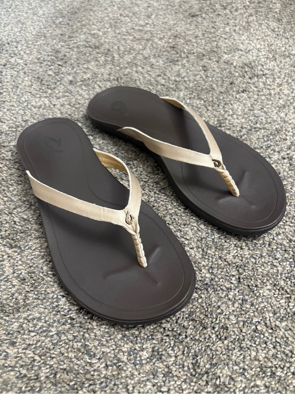 OluKai Hoʻōpio Leather Flip Flop Sandals